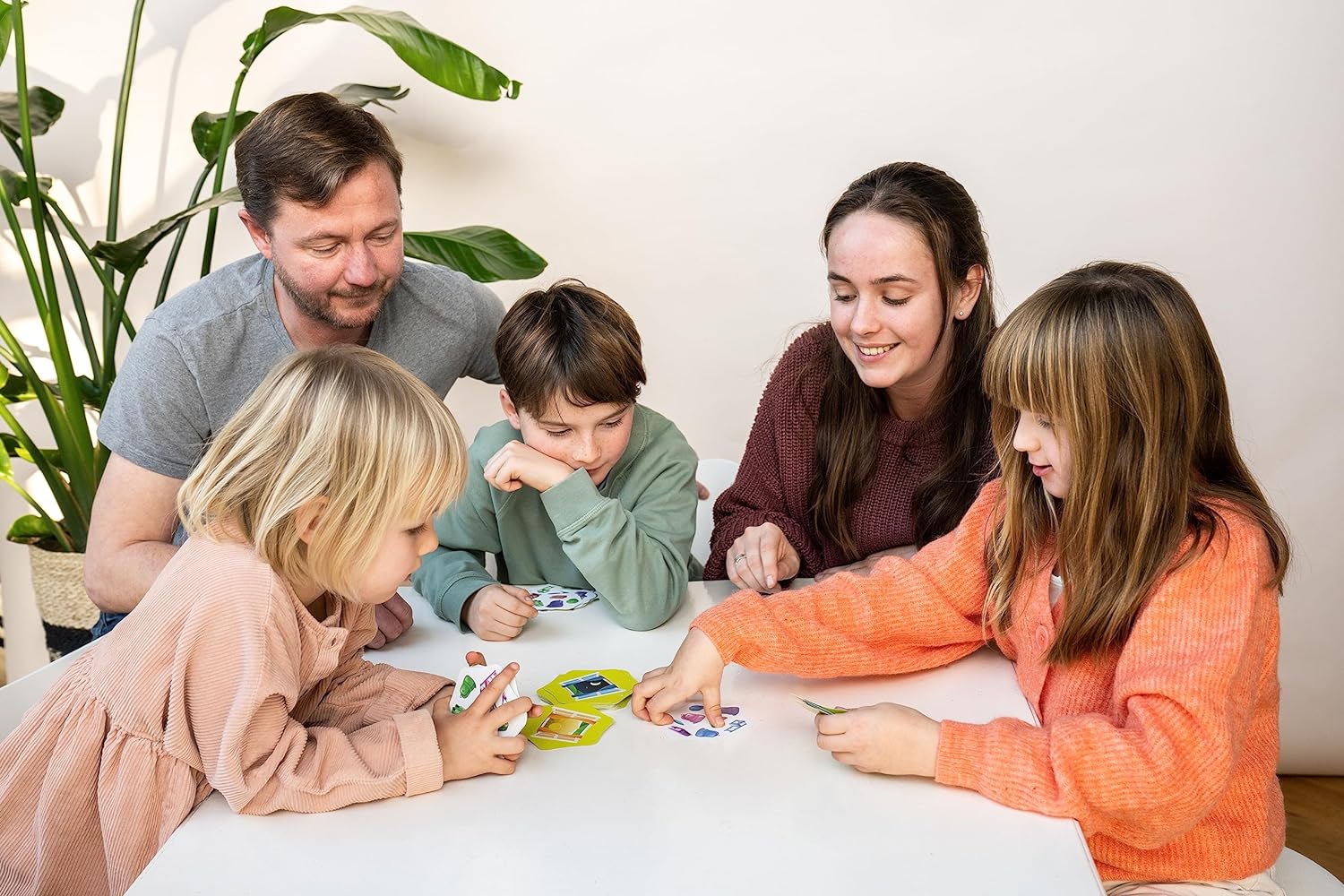 FlexiQ | Switch It! | Board Game | Ages 6+ | 2-8 Players | 10 Minutes Playing Time