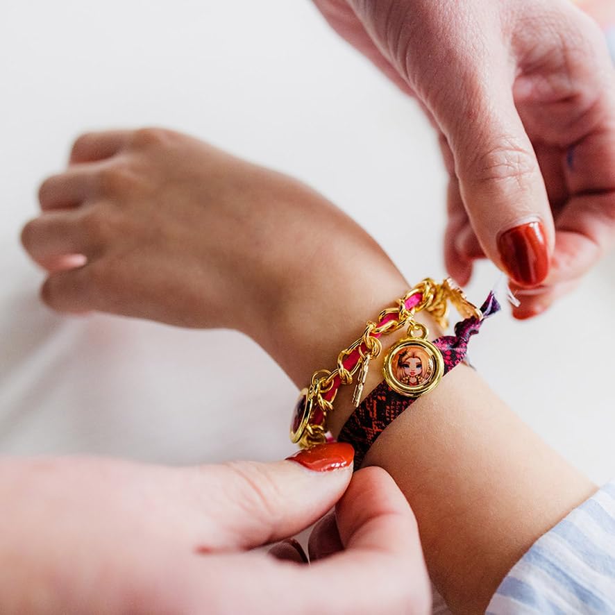 Totum Regenboog hoge bedelarmband, knutselset, maak 2 bedelarmbanden, met luxe satijnen lint en goudkleurige schakelarmband met suedinekoord, stickers en bedels, geschikt voor kinderen vanaf 5 jaar