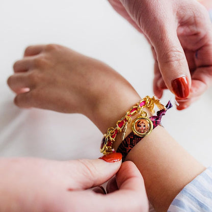 Totum Regenboog hoge bedelarmband, knutselset, maak 2 bedelarmbanden, met luxe satijnen lint en goudkleurige schakelarmband met suedinekoord, stickers en bedels, geschikt voor kinderen vanaf 5 jaar