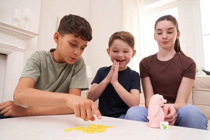 PlayMonster Stinky Pig Game - Gioco per bambini veloce e musicale attivo con suoni divertenti, tira i dadi e passalo velocemente prima che si muova - Per bambini dai 6 anni in su, bianco