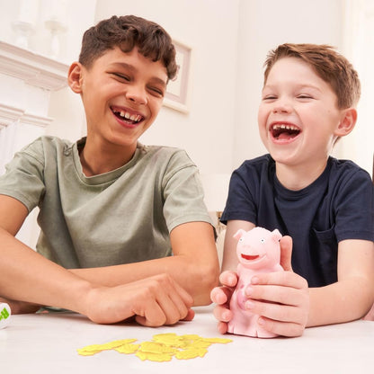PlayMonster Stinky Pig Game - Gioco per bambini veloce e musicale attivo con suoni divertenti, tira i dadi e passalo velocemente prima che si muova - Per bambini dai 6 anni in su, bianco