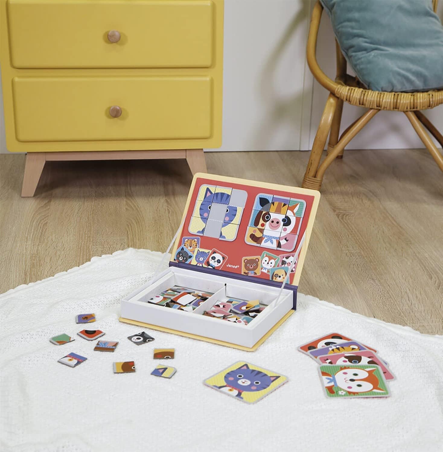 Janod - Magnéti'Book Mix & Match - Magnetic Educational Game, Animal Theme - 8 Animals to Put Together - 72 Magnets, Many Combinations & Possible Creations - from 3 Years Old, J02587