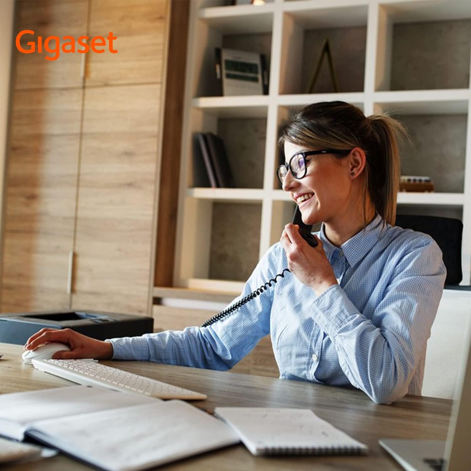 Gigaset Desk 200 - Téléphone Filaire Ultra Compact avec Cordon Extensible - 10 numéros abrégés - Rappel du dernier numéro - Compatible avec Les appareils auditifs, Noir