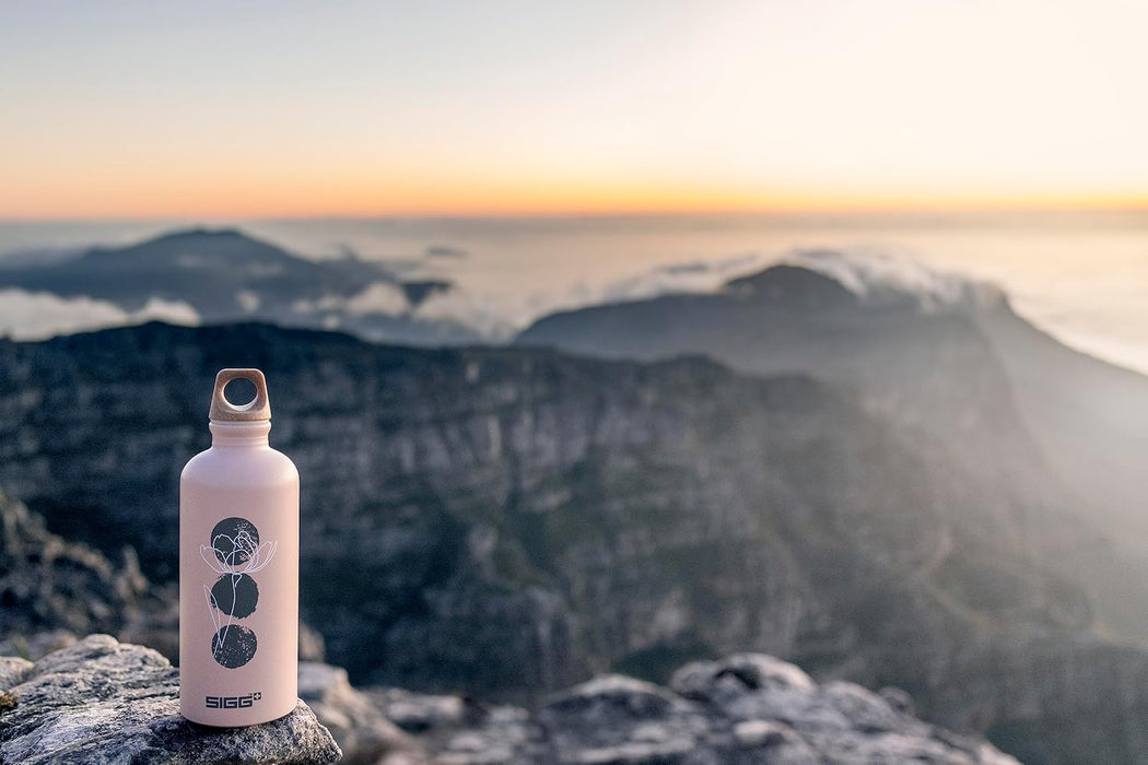 SIGG - Borraccia Alluminio - Traveller MyPlanet - Certificata Climate Neutral - Perfetta Per Bevande Gassate - Ermetica - Leggera - Senza BPA - 0,6L / 1L