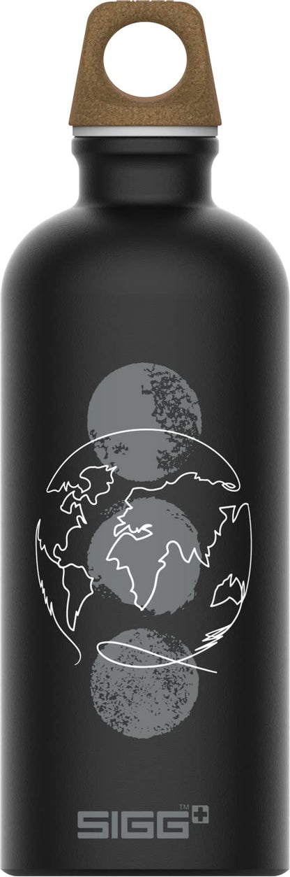 SIGG - Alu Trinkflasche Kinder - Traveller MyPlanet - Für Kohlensäurehaltige Getränke Geeignet - Auslaufsicher - Federleicht - BPA-frei - Klimaneutral Zertifiziert - 0,6L / 1L