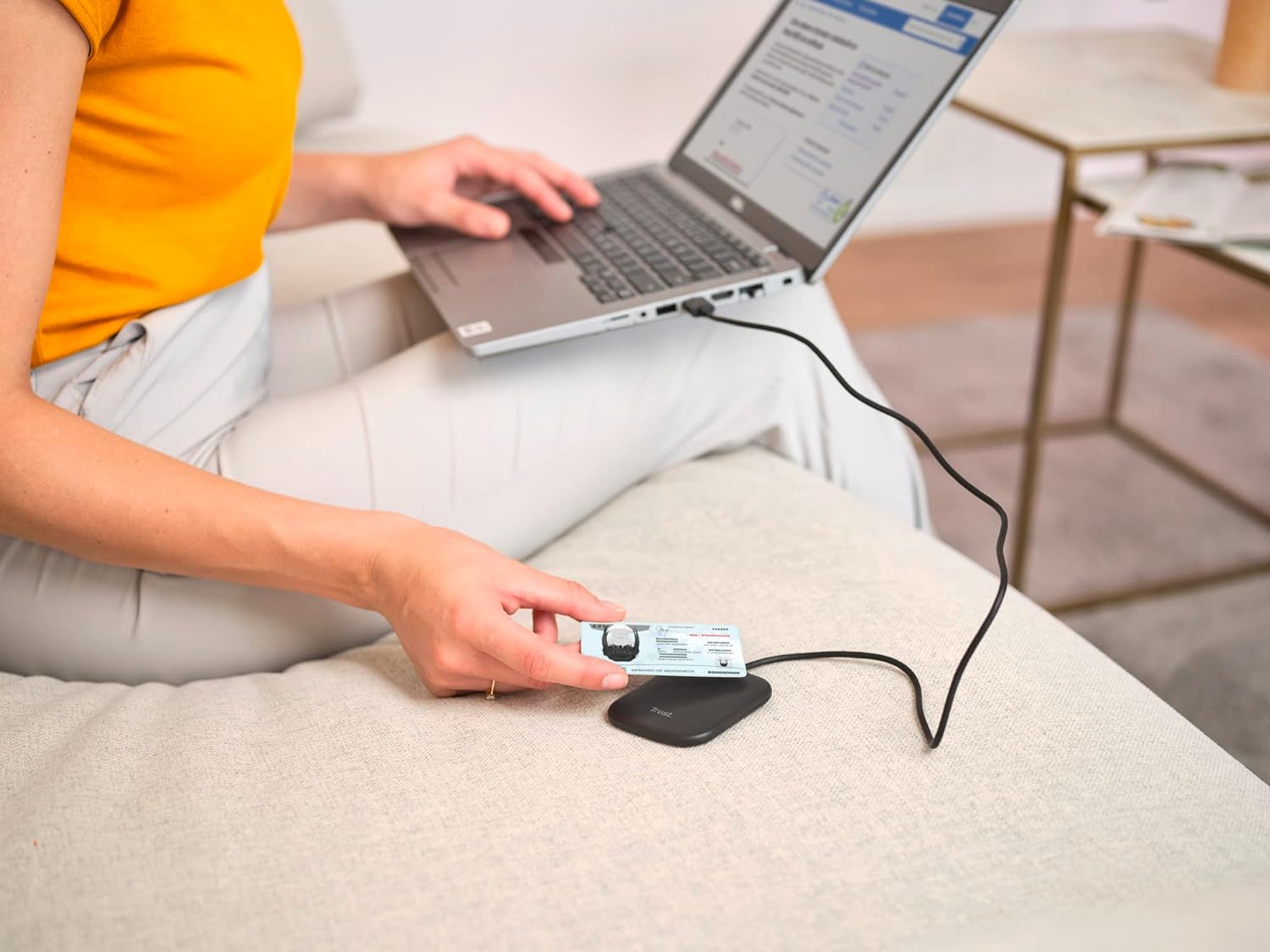 Trust Ceto Contactless Smart Card Reader, NFC Enabled USB Smartcard Reader ISO 14443 Type A, Type B, Mifare 1k&4k Cards, ICAO 9303 Compatible, Made with 85% Recycled Materials, Easy Authentication