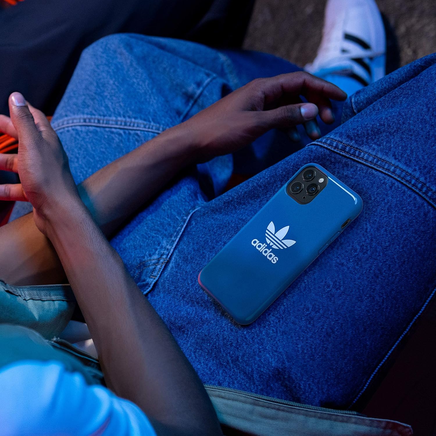 adidas 42289 Custodia progettata per iPhone 12 / iPhone 12 Pro 6.1, cover testate a caduta, bordi rialzati antiurto originale, colore: blu