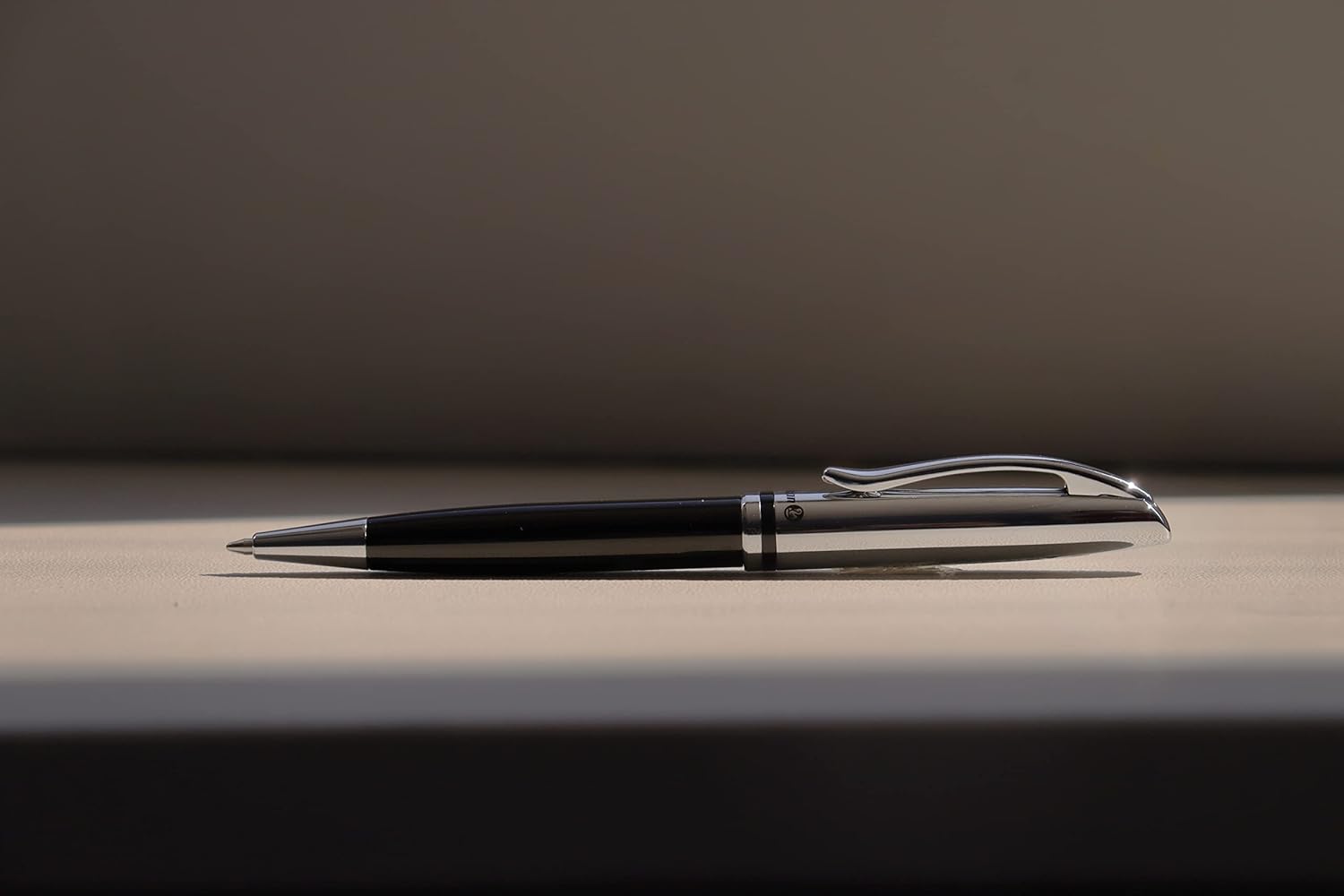 Pelikan - Jazz - Penna a Sfera - Metallo e Nero- Con Fermaglio Elastico e Meccanismo Rotante