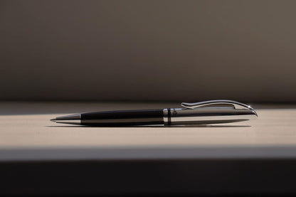 Pelikan - Jazz - Penna a Sfera - Metallo e Nero- Con Fermaglio Elastico e Meccanismo Rotante
