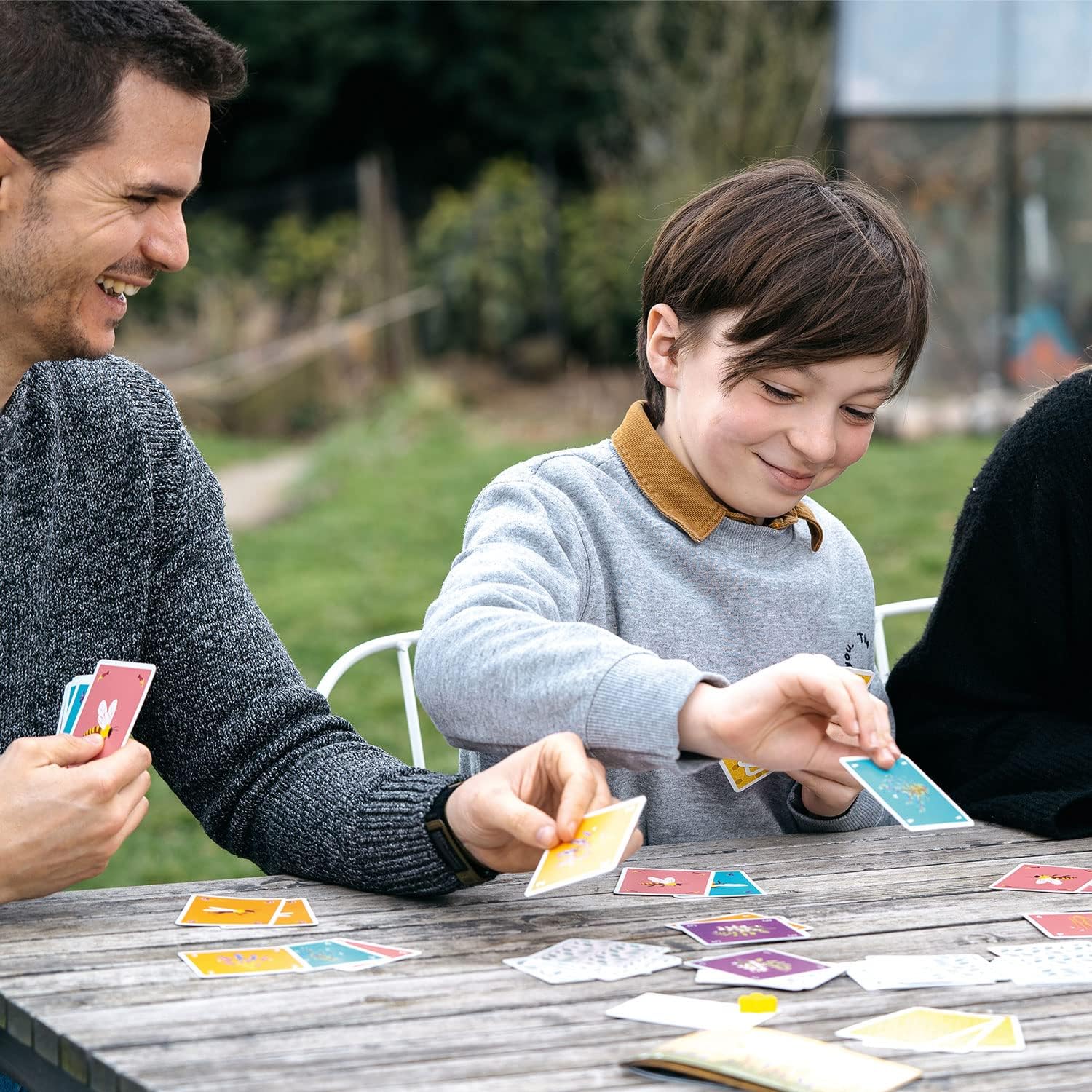 Helvetiq | Happy Bee | Card Game | Ages 8+ | 3-6 Players | 15 Minutes Playing Time
