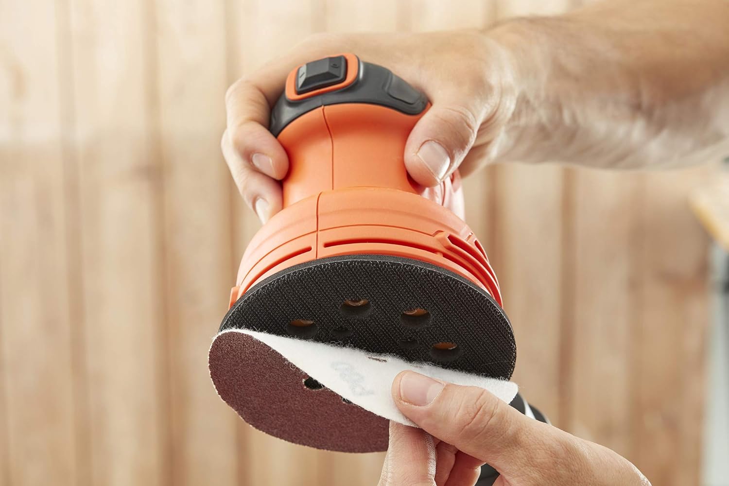 Black+Decker Exzenterschleifer BEW210 (230W, Scheiben-Ø 125 mm, mit integrierter Staubabsaugung, zum Schleifen/Polieren, Klettfix-System, inkl. 1 Schleifpapier K120