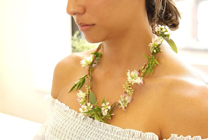 Huckleberry Make Your Own Fresh Flower Necklace Kikkerland (HB01
