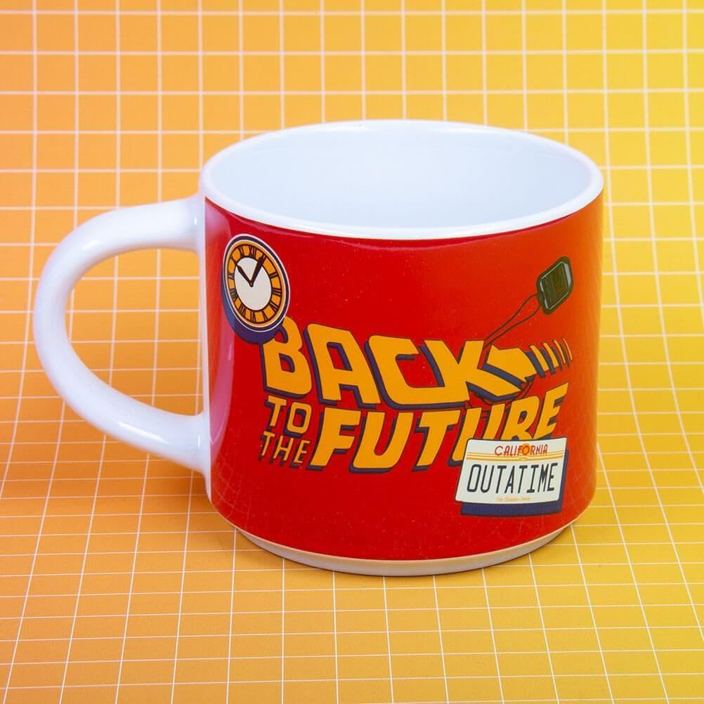 Back to the Future Tasse, Untersetzer und Schlüsselanhänger, Geschenkset 430 ml Fassungsvermögen, Keramik- und Korkuntersetzer und Schlüsselanhänger mit Metall-Logo