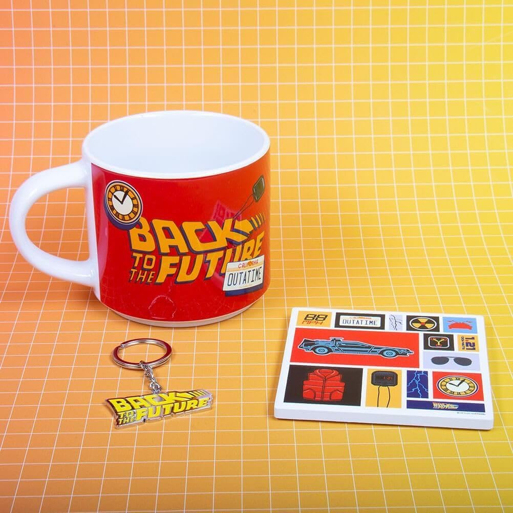 Back to the Future Tasse, Untersetzer und Schlüsselanhänger, Geschenkset 430 ml Fassungsvermögen, Keramik- und Korkuntersetzer und Schlüsselanhänger mit Metall-Logo