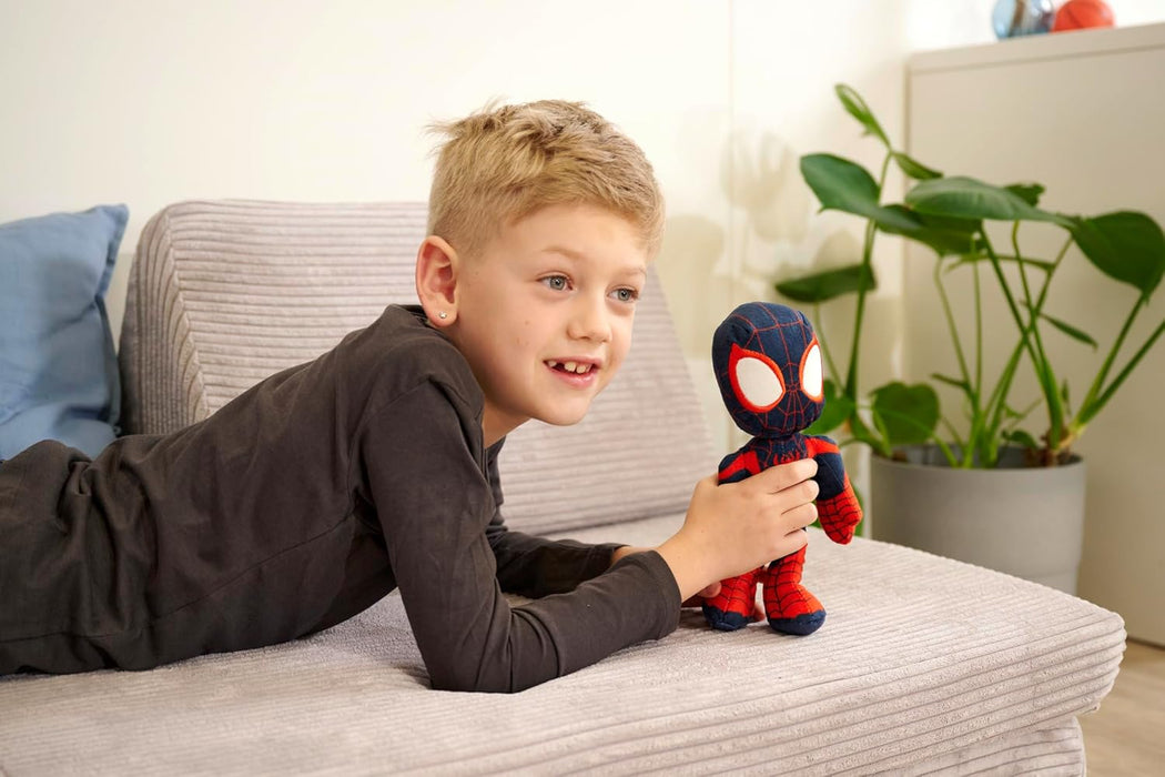 Simba- Disney Marvel Peluche Miles Morales 25 cm, Personaje de la Serie de Marvel Spidey y Sus Sorprendentes Amigos, con Ojos Que Brillan en la Oscuridad