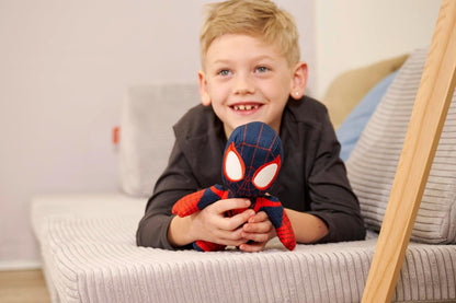 Simba- Disney Marvel Peluche Miles Morales 25 cm, Personaje de la Serie de Marvel Spidey y Sus Sorprendentes Amigos, con Ojos Que Brillan en la Oscuridad