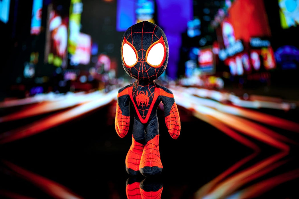 Simba- Disney Marvel Peluche Miles Morales 25 cm, Personaje de la Serie de Marvel Spidey y Sus Sorprendentes Amigos, con Ojos Que Brillan en la Oscuridad