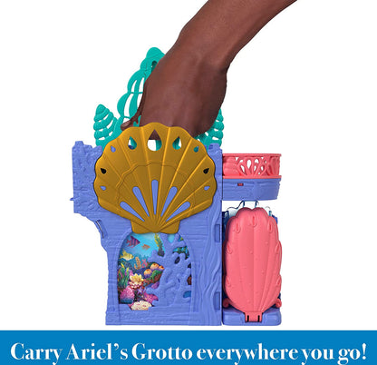 Disney “La Sirenita” Storytime Stackers La gruta de Ariel Conjunto de juego, casa de muñecas apilable con muñeca pequeña y 10 accesorios (Mattel HLX16
