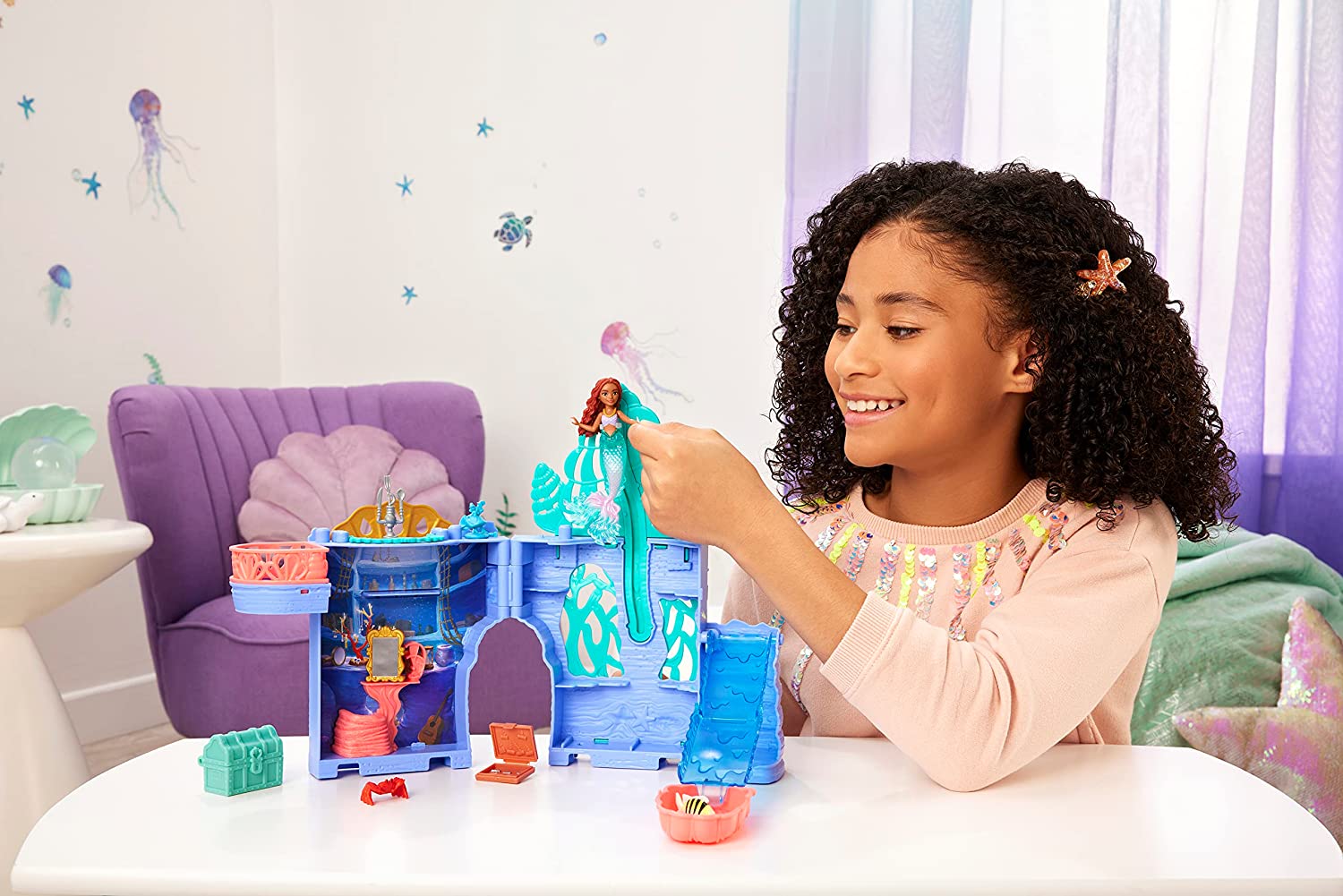 Disney “La Sirenita” Storytime Stackers La gruta de Ariel Conjunto de juego, casa de muñecas apilable con muñeca pequeña y 10 accesorios (Mattel HLX16