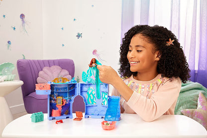 Disney “La Sirenita” Storytime Stackers La gruta de Ariel Conjunto de juego, casa de muñecas apilable con muñeca pequeña y 10 accesorios (Mattel HLX16