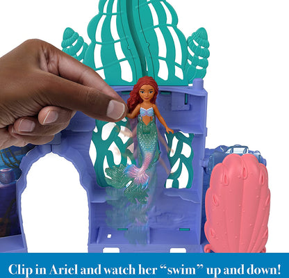 Disney “La Sirenita” Storytime Stackers La gruta de Ariel Conjunto de juego, casa de muñecas apilable con muñeca pequeña y 10 accesorios (Mattel HLX16