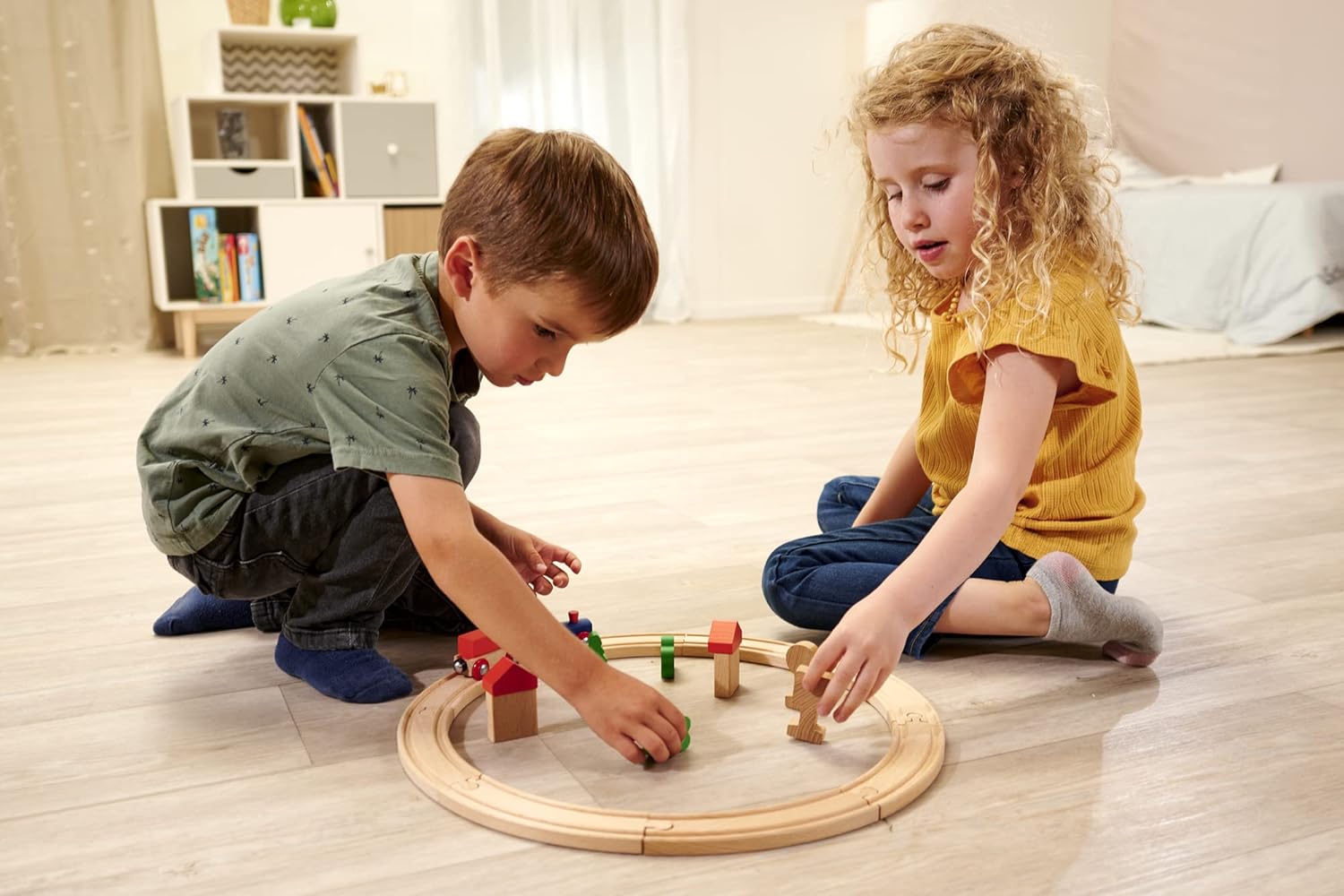 Eichhorn Wooden Circle Train Set with Tracks and Accessories