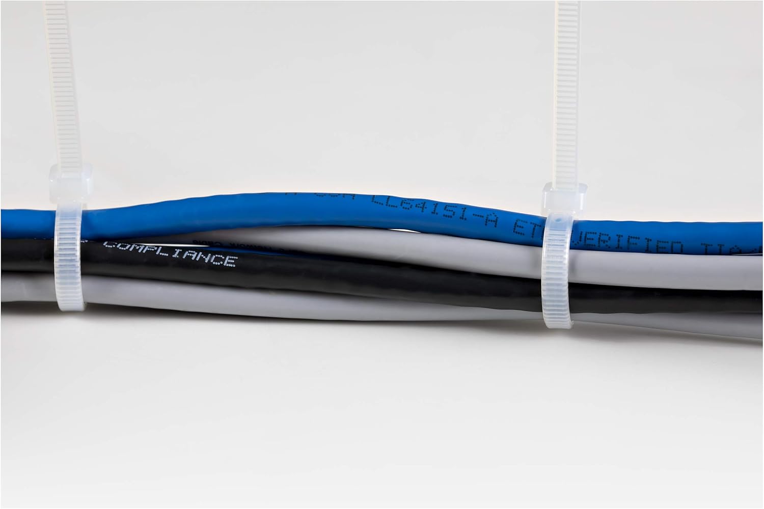 StarTech.com Kabelbinder - 203x4 mm, selbstsichernde Nylon-Kabelbinder mit gebogener Spitze, 22 kg Zugfestigkeit, 94V-2/UL, weiß, 1000 Stück (CBMZT8NK)