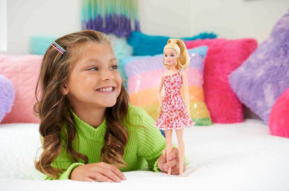 Barbie Fashionista Vestido Rosa Flores Muñeca Rubia con Conjunto de Moda y Accesorios, Juguete +3 años (Mattel HJT02