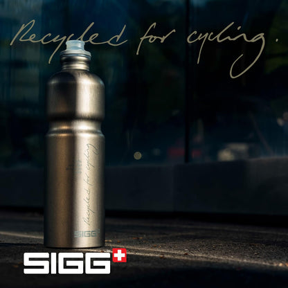 SIGG - Alu Trinkflasche Sport - Wasserflasche - Move MyPlanet - KlimaPartner zertifiziert - Federleicht - BPA-frei - Made in Switzerland - 0,75L