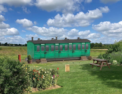 Hornby Grounded 6 Wheel Coach Summer House
