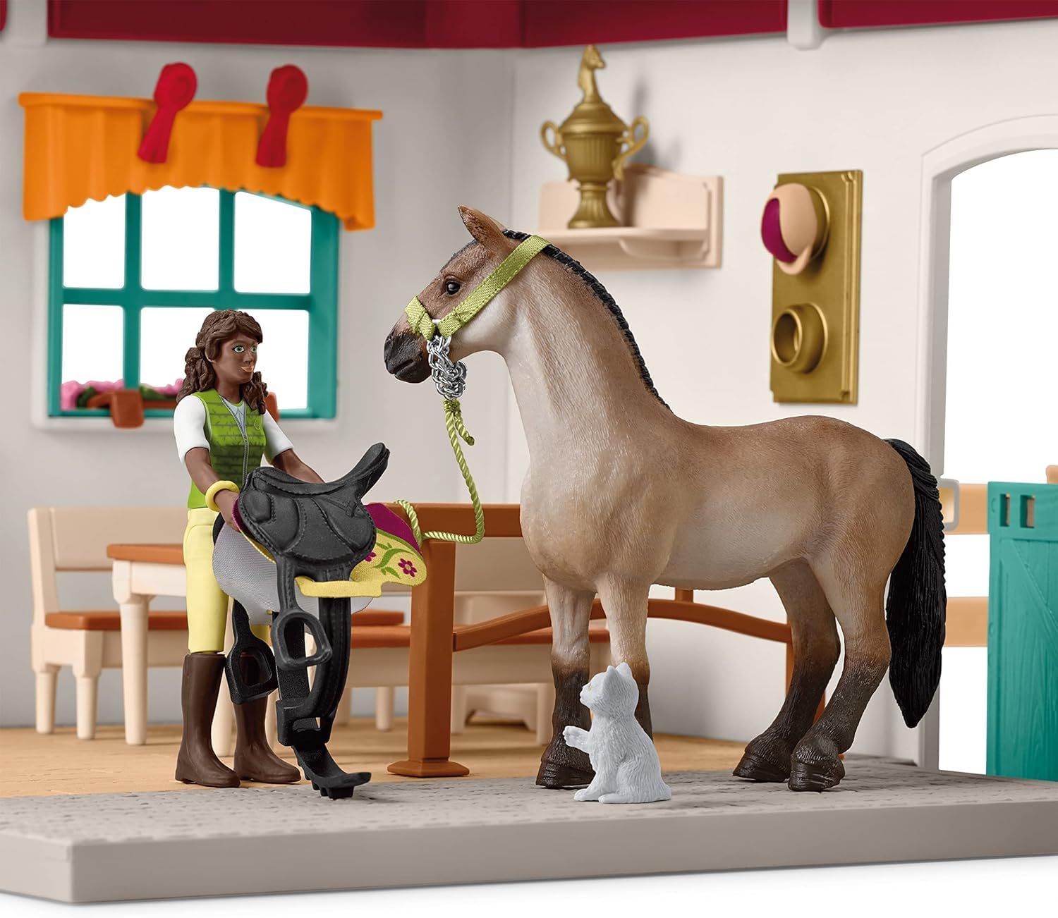 Schleich 42591 Horse Club – Sellerie du Centre équestre, Coffret avec 85 éléments Inclus Dont 1 Cheval et 1 Personnage, Coffret Figurines pour Enfants dès 5 Ans