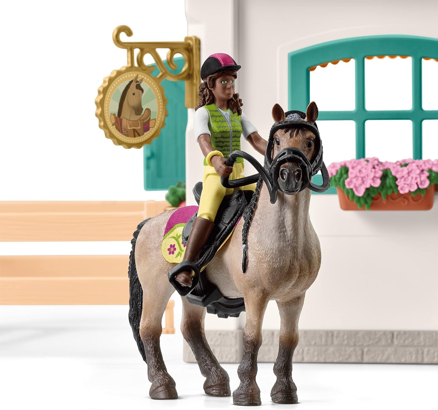 Schleich 42591 Horse Club – Sellerie du Centre équestre, Coffret avec 85 éléments Inclus Dont 1 Cheval et 1 Personnage, Coffret Figurines pour Enfants dès 5 Ans