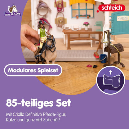 Schleich 42591 Horse Club – Sellerie du Centre équestre, Coffret avec 85 éléments Inclus Dont 1 Cheval et 1 Personnage, Coffret Figurines pour Enfants dès 5 Ans
