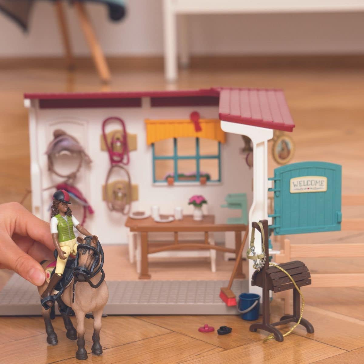 Schleich 42591 Horse Club – Sellerie du Centre équestre, Coffret avec 85 éléments Inclus Dont 1 Cheval et 1 Personnage, Coffret Figurines pour Enfants dès 5 Ans