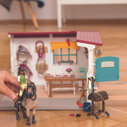 Schleich 42591 Horse Club – Sellerie du Centre équestre, Coffret avec 85 éléments Inclus Dont 1 Cheval et 1 Personnage, Coffret Figurines pour Enfants dès 5 Ans