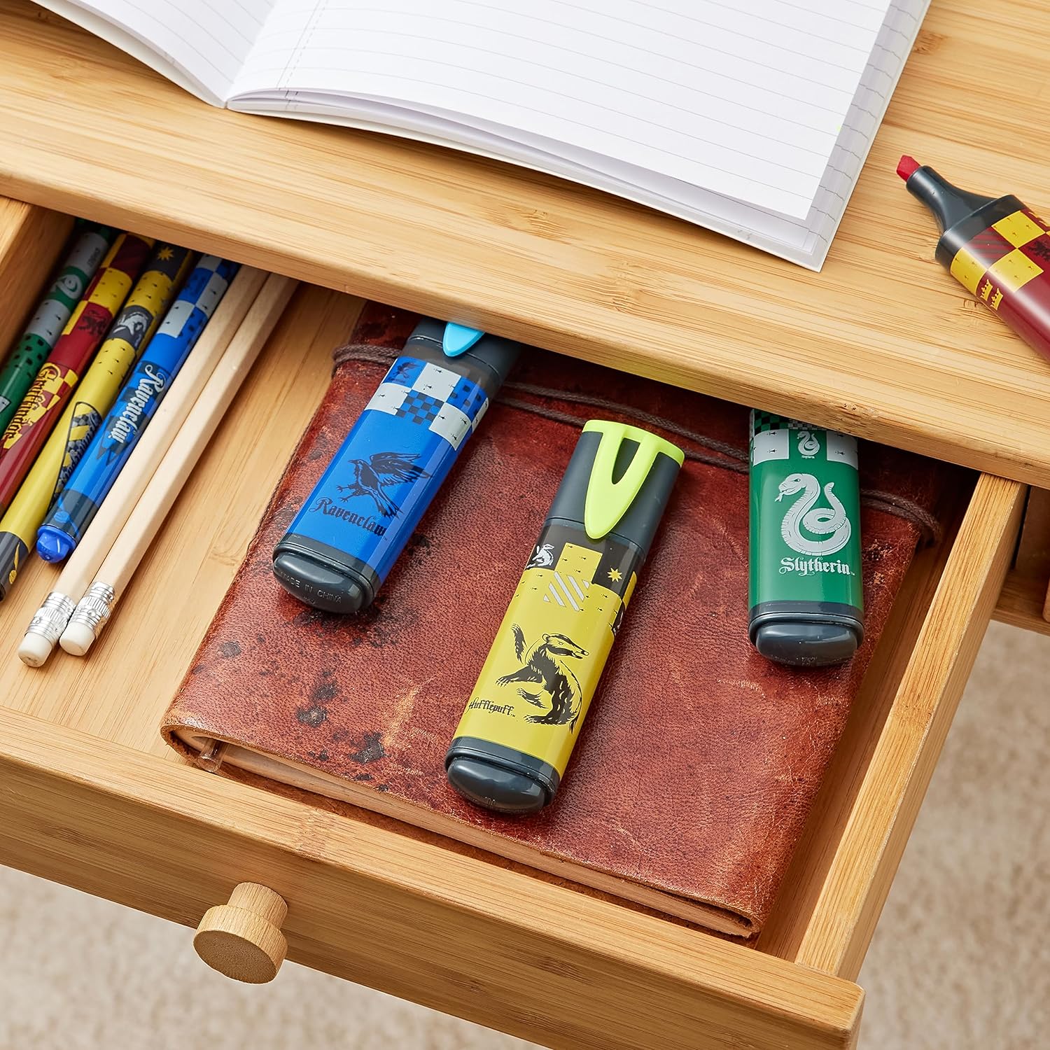 MAPED - Pack de Subrayadores - Colección de Harry Potter - 4 Subrayadores con Diseño Lúdico - Amarillo, Rojo, Azul y Verde - Punta Biselada - Tapón a Presión - Ideal para Apuntes, 740701