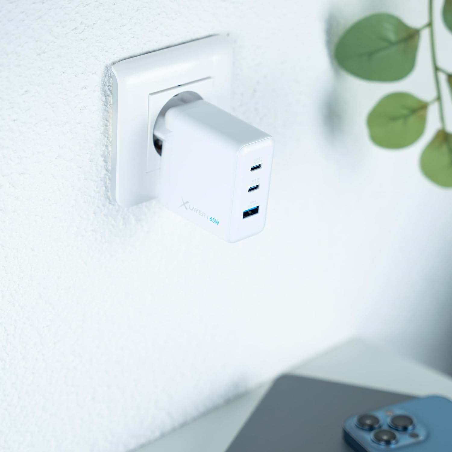 XLayer Powercharger USB-C Schnellladegerät I 65W PD I GaN Charger I 3-Port I kompatibel mit MacBook Pro/Air, iPhone 15 Pro Max/15/14 Pro Max/14/13, iPad Pro, Galaxy S23 Ultra/S22, Lenovo, weiß