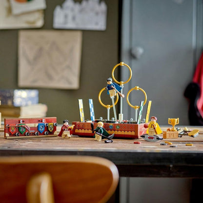 LEGO 76416 Harry Potter Quidditch Koffer, Spielzeug Set zum Bauen, Solo- oder 2-Spieler, 3 Verschiedene Quidditch-Spiele mit Draco Malfoy und Cedric Diggory Minifiguren, Hausbanner & Goldenem Schnatz