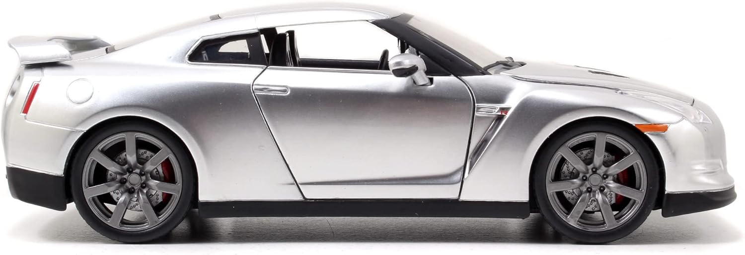 Jada Toys - Modellino auto Fast and Furious 1:24 - Brian`s Nissan GT-R R35 (argento) in Fast & Furious, la Cast Auto di Brian O`Conner con parti apribili, 19 cm, a partire da 8 anni