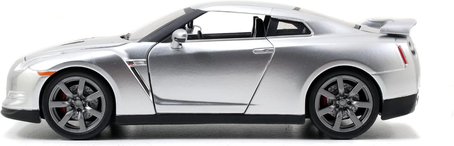 Jada Toys - Modellino auto Fast and Furious 1:24 - Brian`s Nissan GT-R R35 (argento) in Fast & Furious, la Cast Auto di Brian O`Conner con parti apribili, 19 cm, a partire da 8 anni