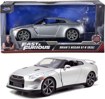 Jada Toys - Modellino auto Fast and Furious 1:24 - Brian`s Nissan GT-R R35 (argento) in Fast & Furious, la Cast Auto di Brian O`Conner con parti apribili, 19 cm, a partire da 8 anni