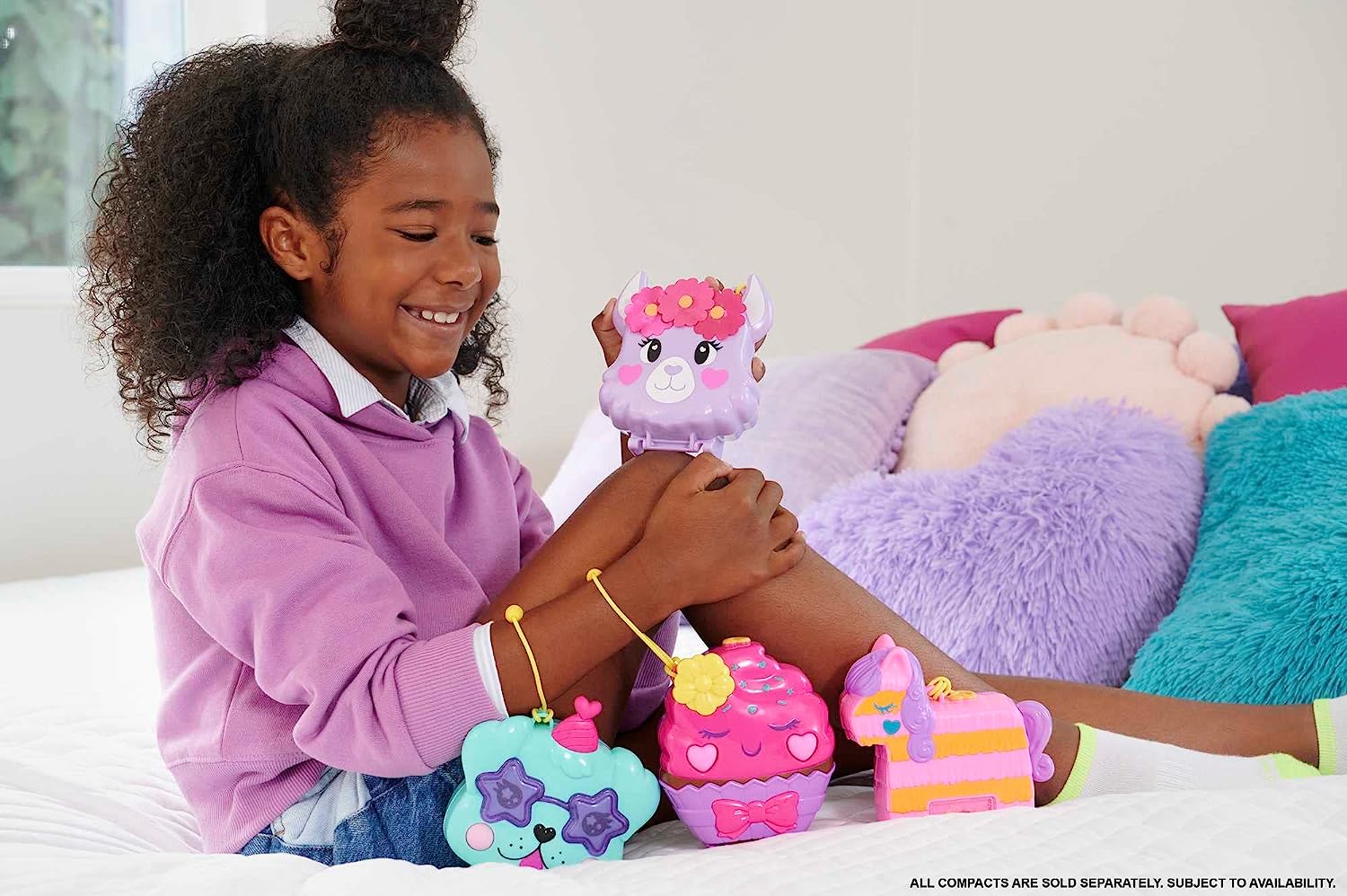 Polly Pocket Dolls and Playset, 12 Accessories, Unicorn Floatie Compact with Water Play and 2 Color-Change Pieces, HKV34