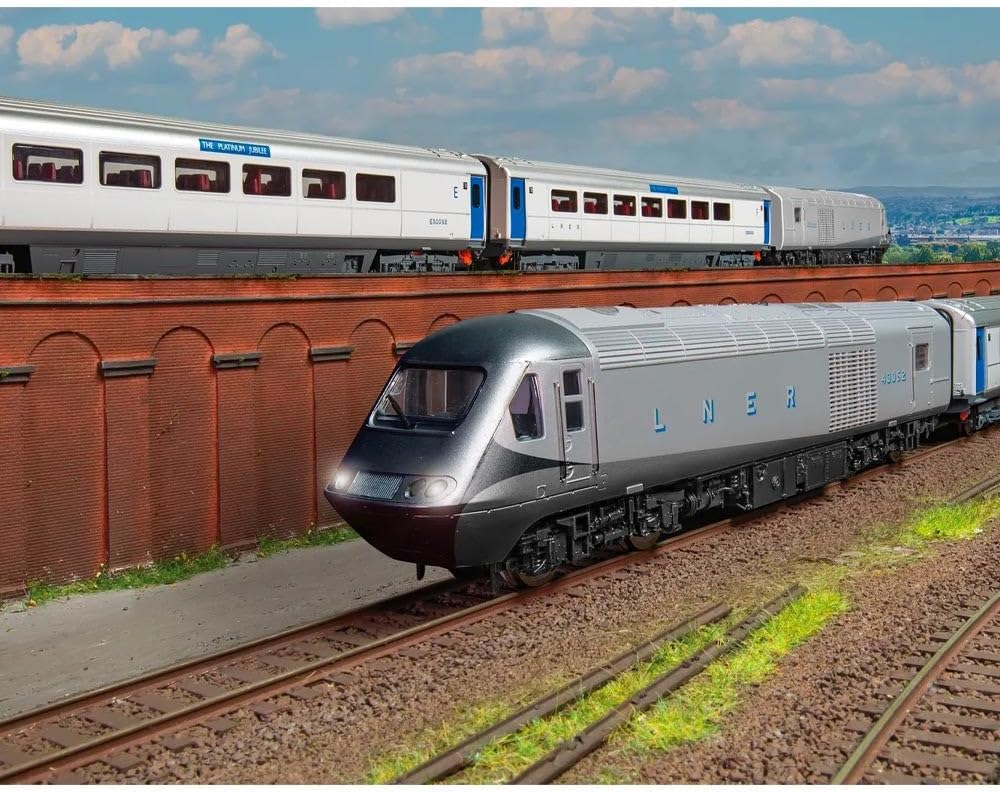 Hornby HM Queen Elizabeth II Platinum Jubilee HST Train Pack