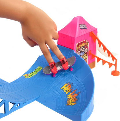 Hot Wheels Skate Amusement Park Skate Set, with 1 Exclusive Tony Hawk Fingerboard & 1 Pair of Skate Shoes, Kid-Activated Sounds, Toy for Kids, HGT95