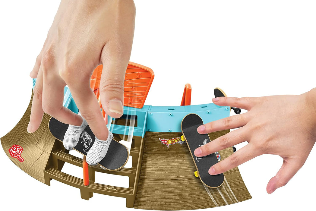 Hot Wheels Skate Stadium Playset Designed with Tony Hawk, 1 Exclusive Fingerboard & Pair of Skate Shoes, with Storage