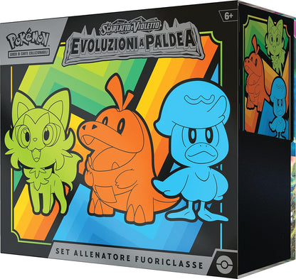 Pokémon 185-60338 Pikachu GCC Elite Trainer Set, Scarlatto and Violetto - Evolution in Paldea (9 Expansion Packs and Premium Accessories), Italian Edition, Multi-Colour