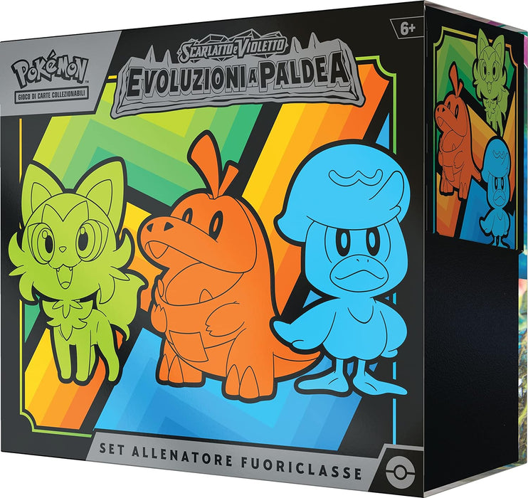 Pokémon 185-60338 Pikachu GCC Elite Trainer Set, Scarlatto and Violetto - Evolution in Paldea (9 Expansion Packs and Premium Accessories), Italian Edition, Multi-Colour