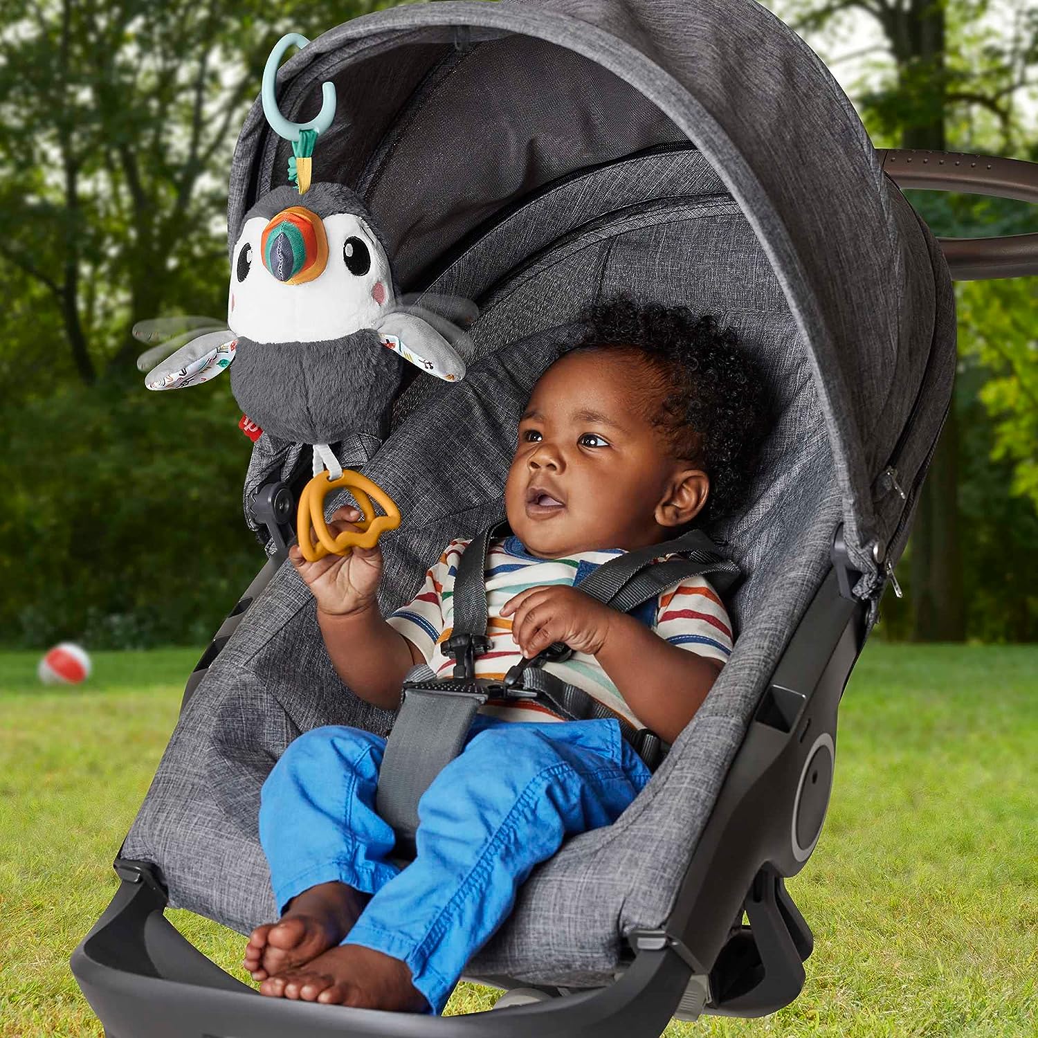 Fisher-Price Toucan À Agiter Partout Jouet en Peluche pour Poussettes, Jouet Sensoriel Qui Claque À Texture Froissée avec Battements D’Ailes, Jouet Enfant, Dès La Naissance, HNX66