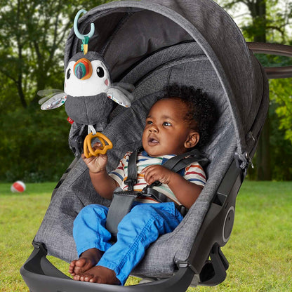 Fisher-Price Toucan À Agiter Partout Jouet en Peluche pour Poussettes, Jouet Sensoriel Qui Claque À Texture Froissée avec Battements D’Ailes, Jouet Enfant, Dès La Naissance, HNX66