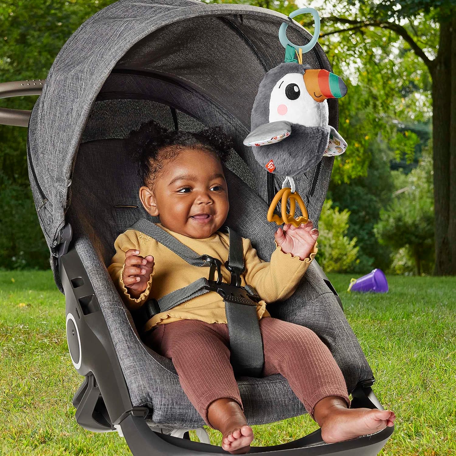 Fisher-Price Toucan À Agiter Partout Jouet en Peluche pour Poussettes, Jouet Sensoriel Qui Claque À Texture Froissée avec Battements D’Ailes, Jouet Enfant, Dès La Naissance, HNX66